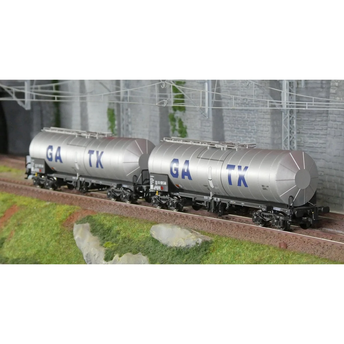 Rivarossi HR6667 Set of 2 bogie tank wagons, light grey, large GATX... Rivarossi HR6667 Set of 2 bogie tank wagons, light grey, large GATX...