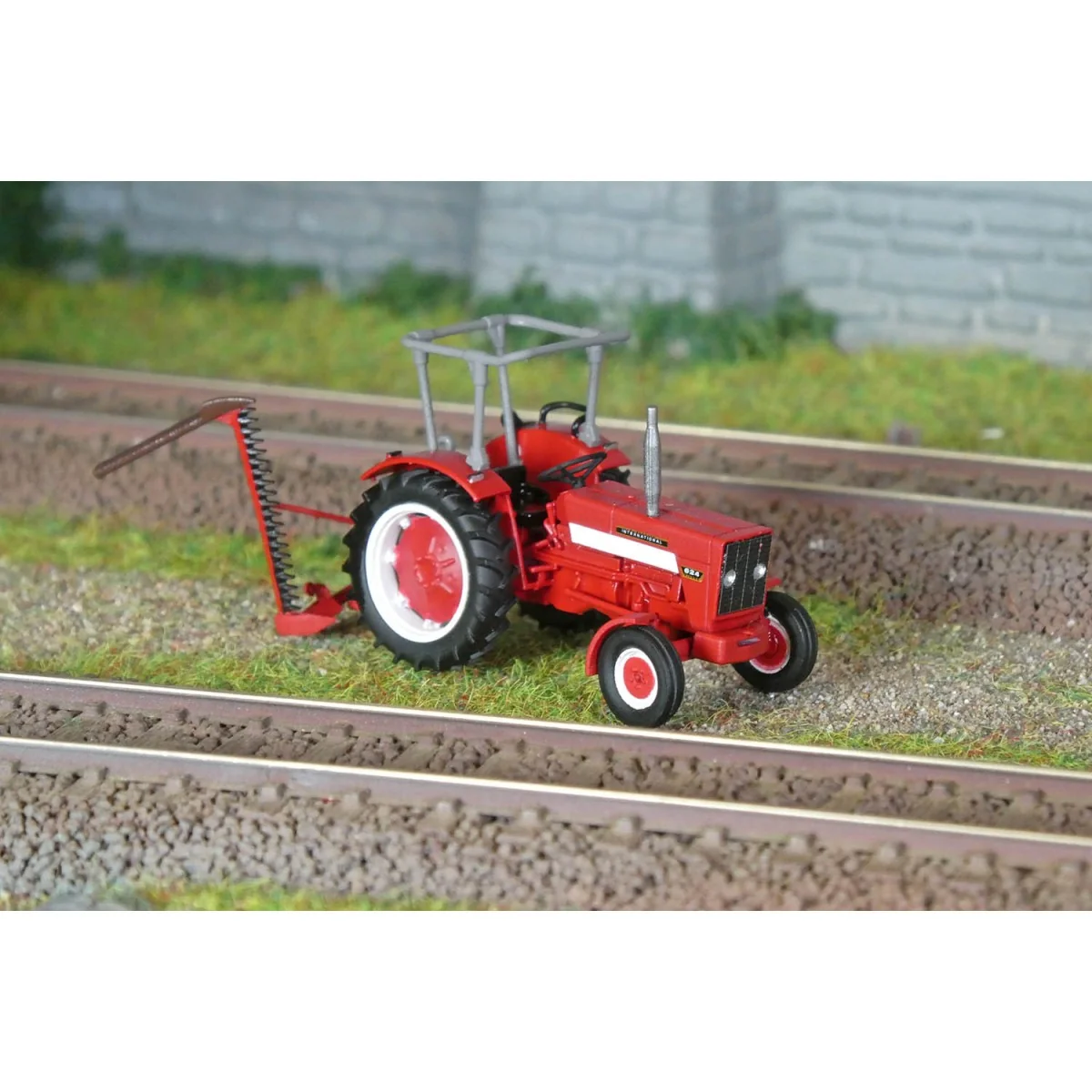 REE Modeles CB182 Tracteur INTERNATIONAL HI 624 avec arceau + Lame de Coupe Ree Modeles CB-182 - 1