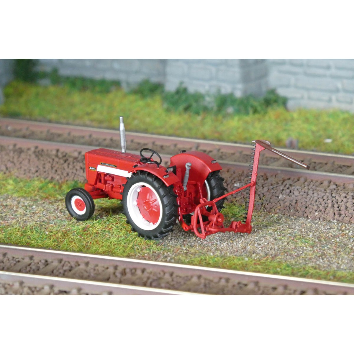REE Models CB183 INTERNATIONAL HI 624 Tractor + Cutting Blade - CB-183