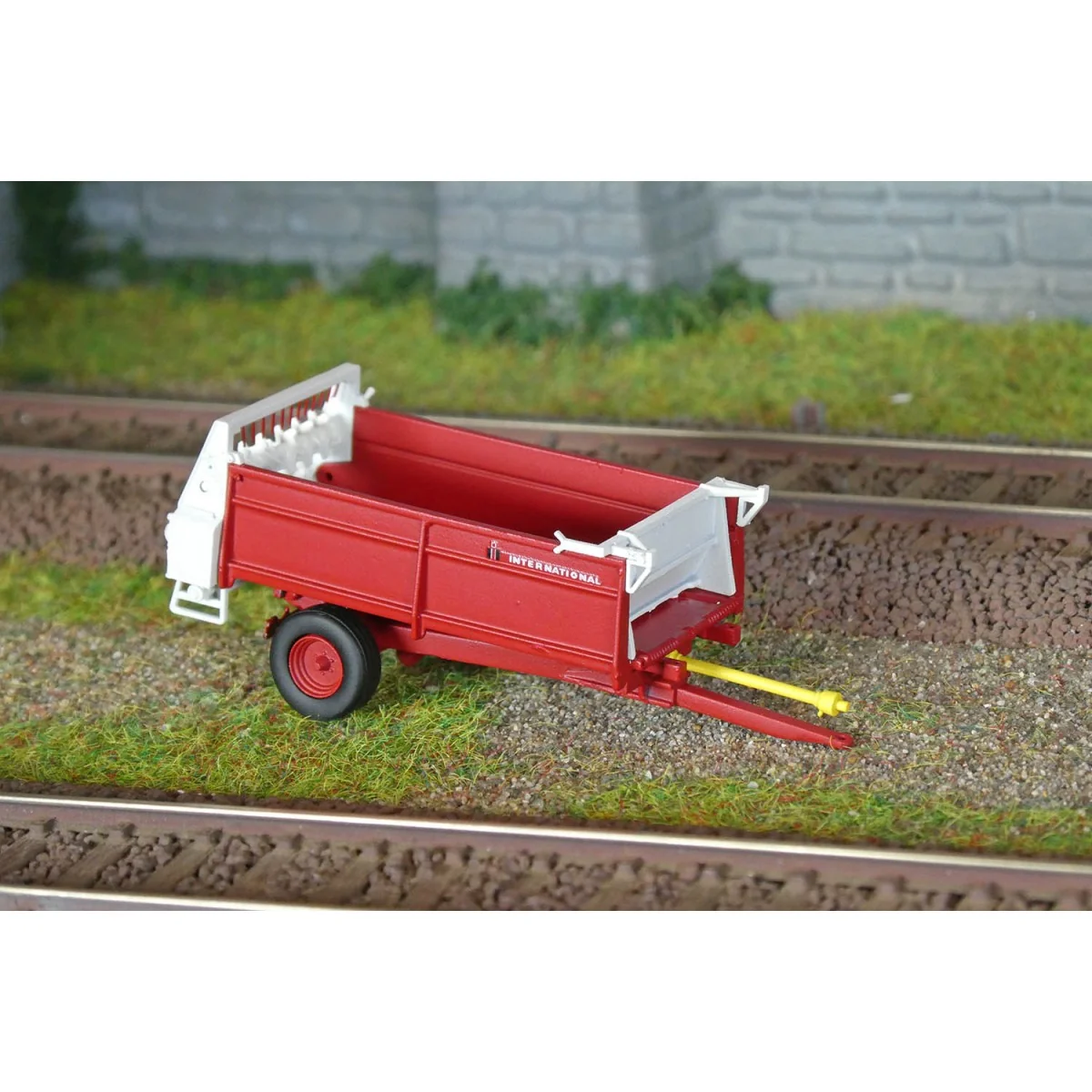 REE Modeles CB188 HI 355T (5.5 t) Trailer – Manure Spreader - CB-188