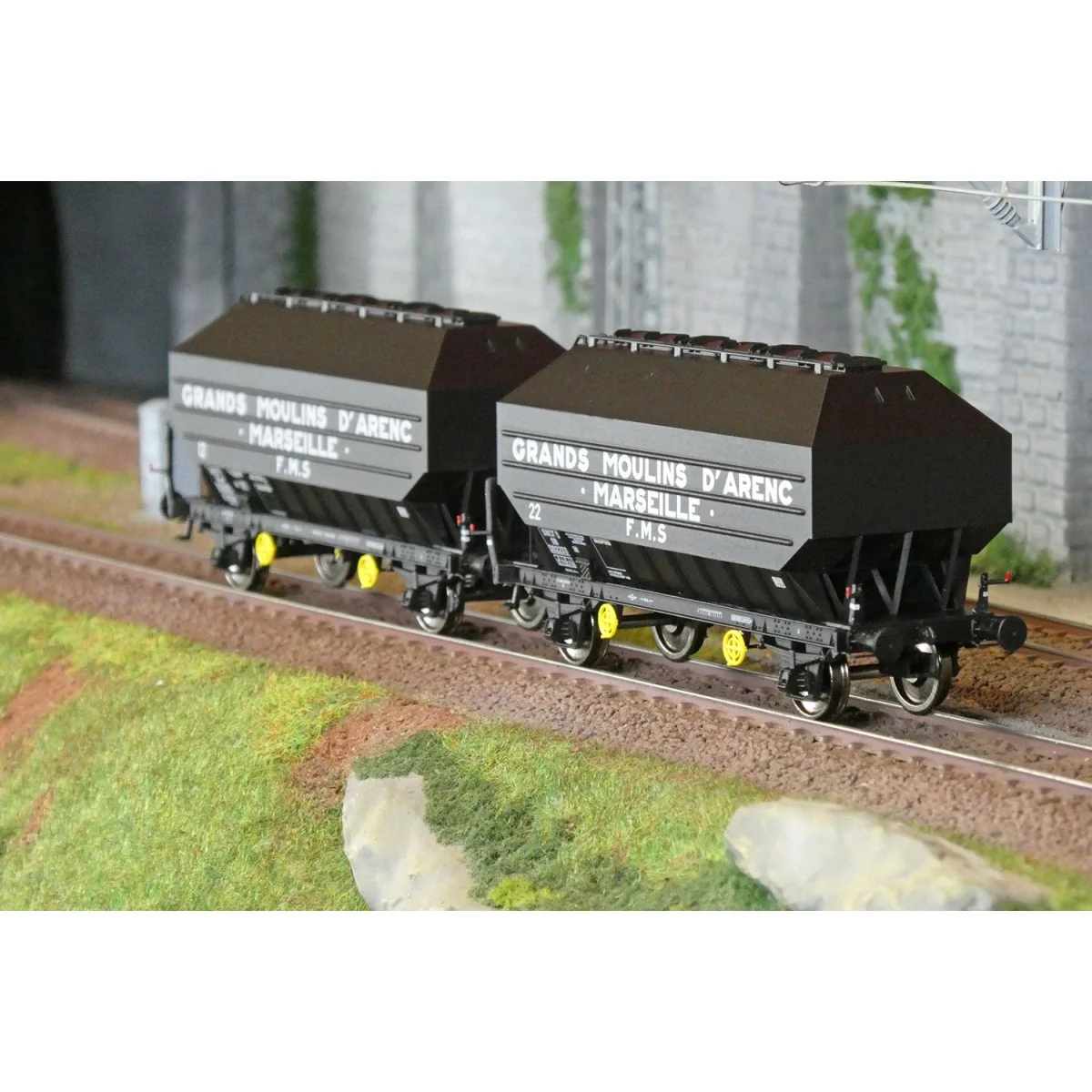 Ree Modeles WB900 Set of 2 FRANGECO grain wagons, SNCF, Grands Moul... Ree Modeles WB900 Set of 2 FRANGECO grain wagons, SNCF, Grands Moul...