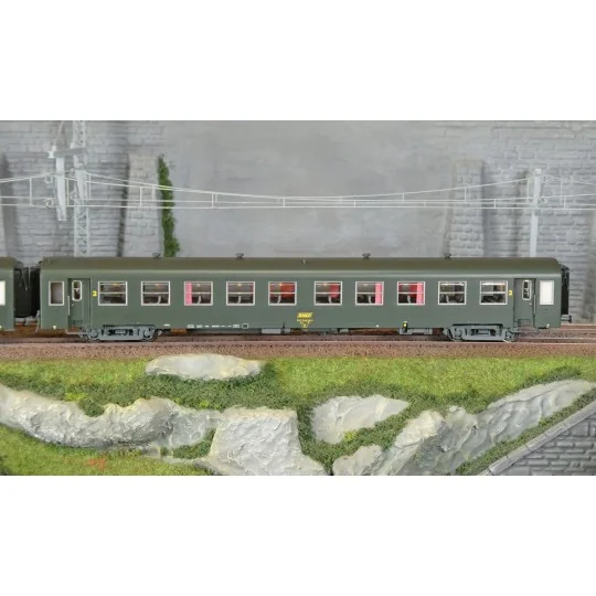 MW_40022-Models Word 40022 Set of 2 short USI coaches, SNCF, B10t U60, green, UIC markings, yellow framed logo