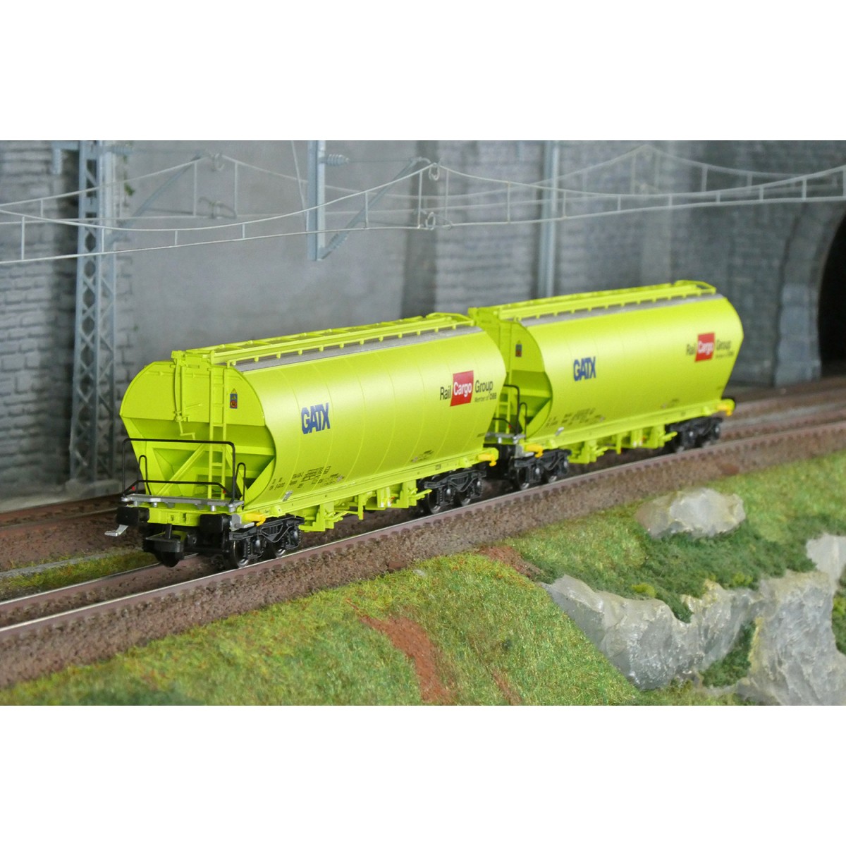 Rivarossi HR6674 Set of 2 bogie hopper wagons, green, GATX, RAIL CA...