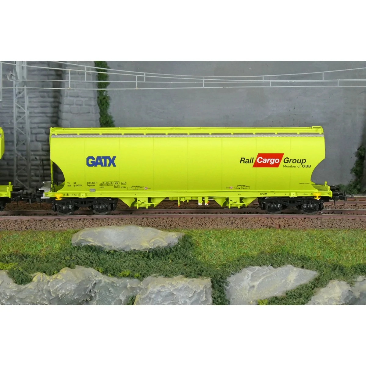 Rivarossi HR6674 Set of 2 bogie hopper wagons, green, GATX, RAIL CA...