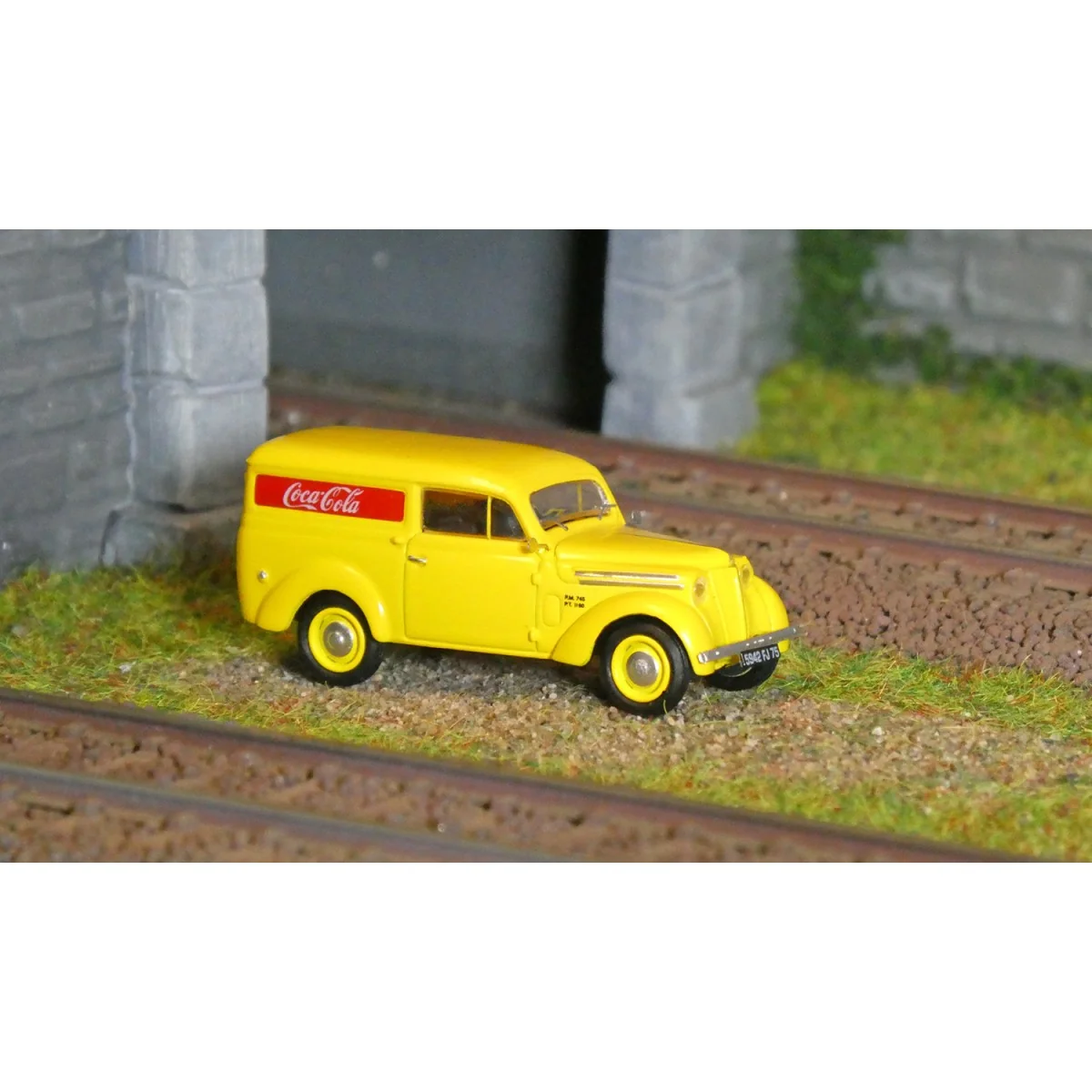 Ree Modeles CB206 Renault Juvaquatre Panel Van Yellow "COCA-COLA" -...
