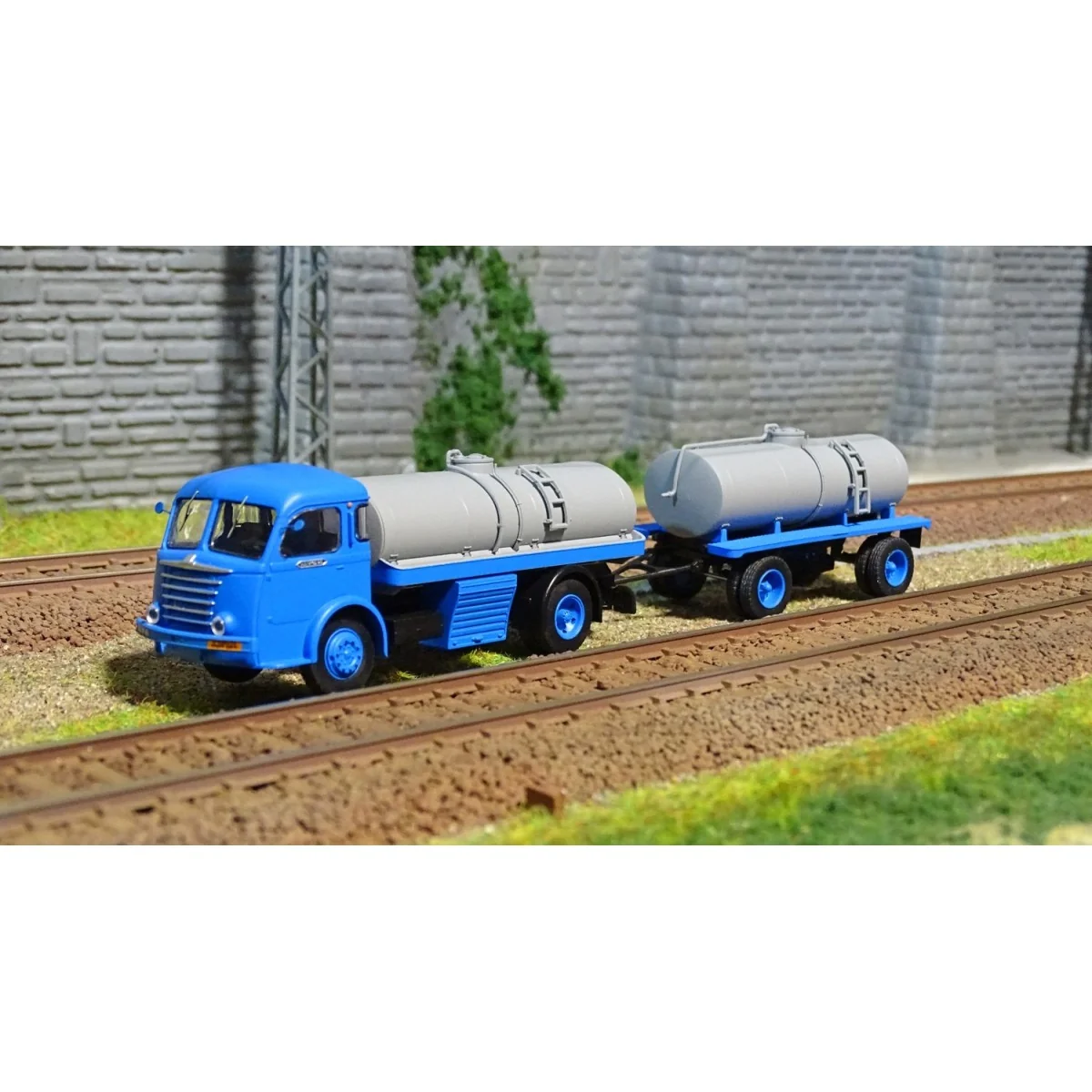 Ree Modeles CB 100 Panhard Movic Truck, Wine Tanker + Trailer (Blue...