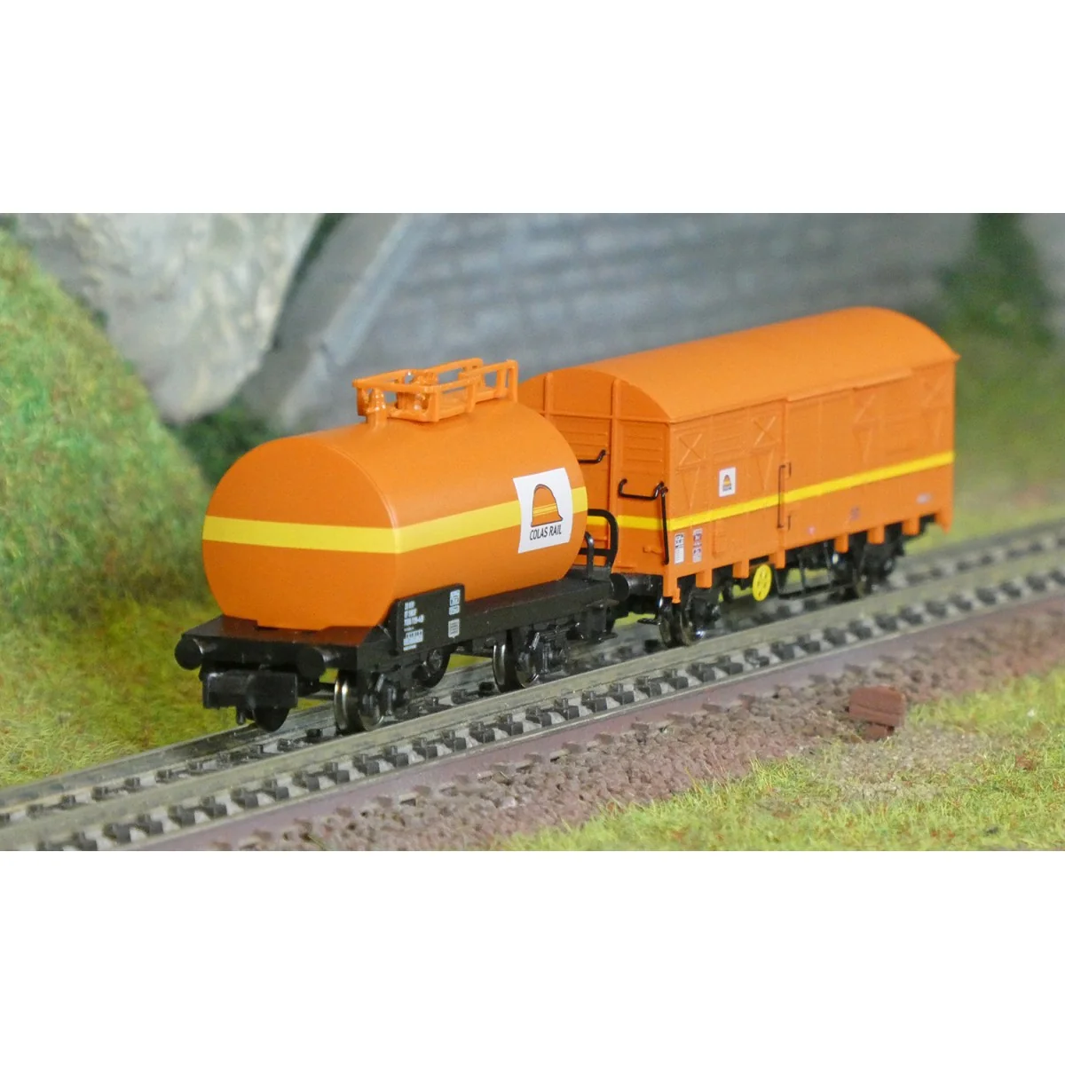 Arnold HN6679 Set of 2 tank and covered wagons with axles, Type G4,... Arnold HN6679 Set of 2 tank and covered wagons with axles, Type G4,...