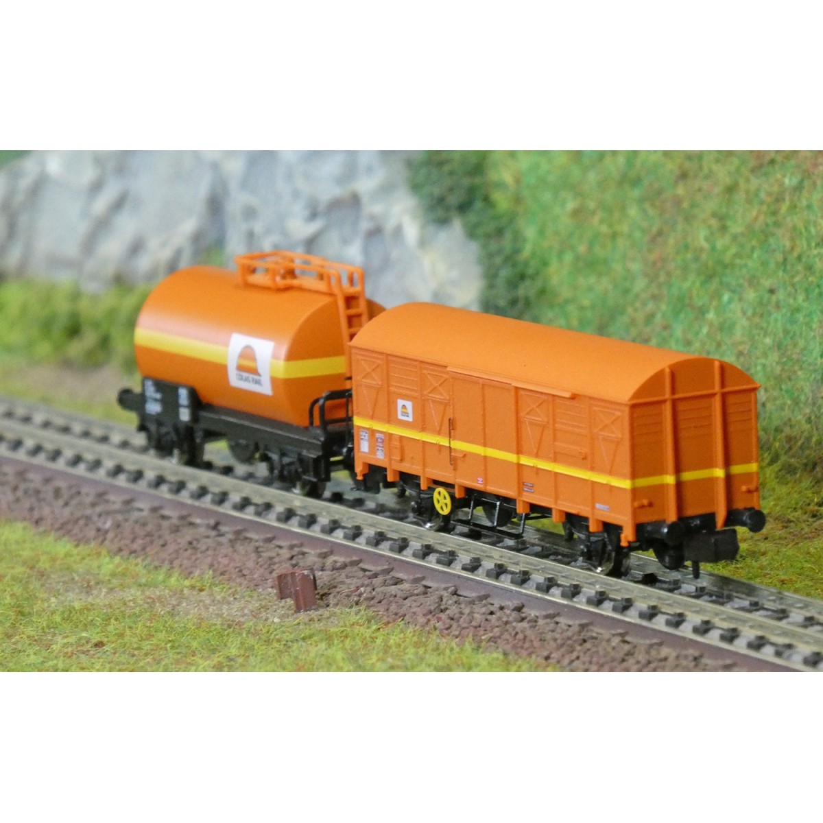 Arnold HN6679 Set of 2 tank and covered wagons with axles, Type G4,...