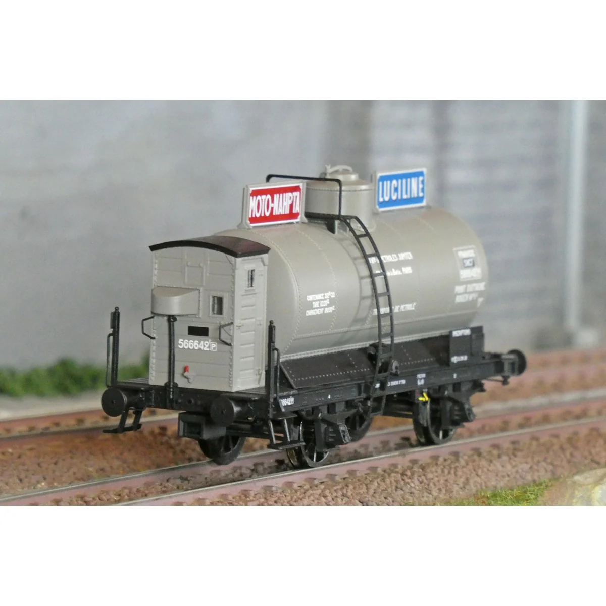 LS Models 30456 OCEM tank wagon, guardhouse, grey, MOTO-NAHPTA LUCI... LS Models 30456 OCEM tank wagon, guardhouse, grey, MOTO-NAHPTA LUCI...