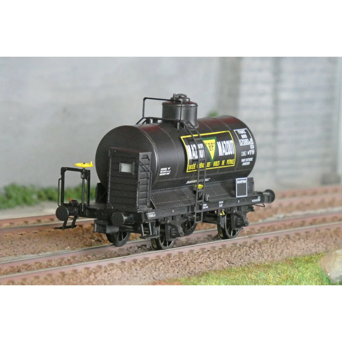 LS Models 30458 OCEM Tank Wagon, Guardhouse, Black, BP Fuel Oil, SNCF LS Models 30458 OCEM Tank Wagon, Guardhouse, Black, BP Fuel Oil, SNCF