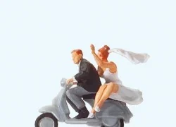 Preiser 28150 figures, Bride and Groom on a Vespa - Preiser - P...