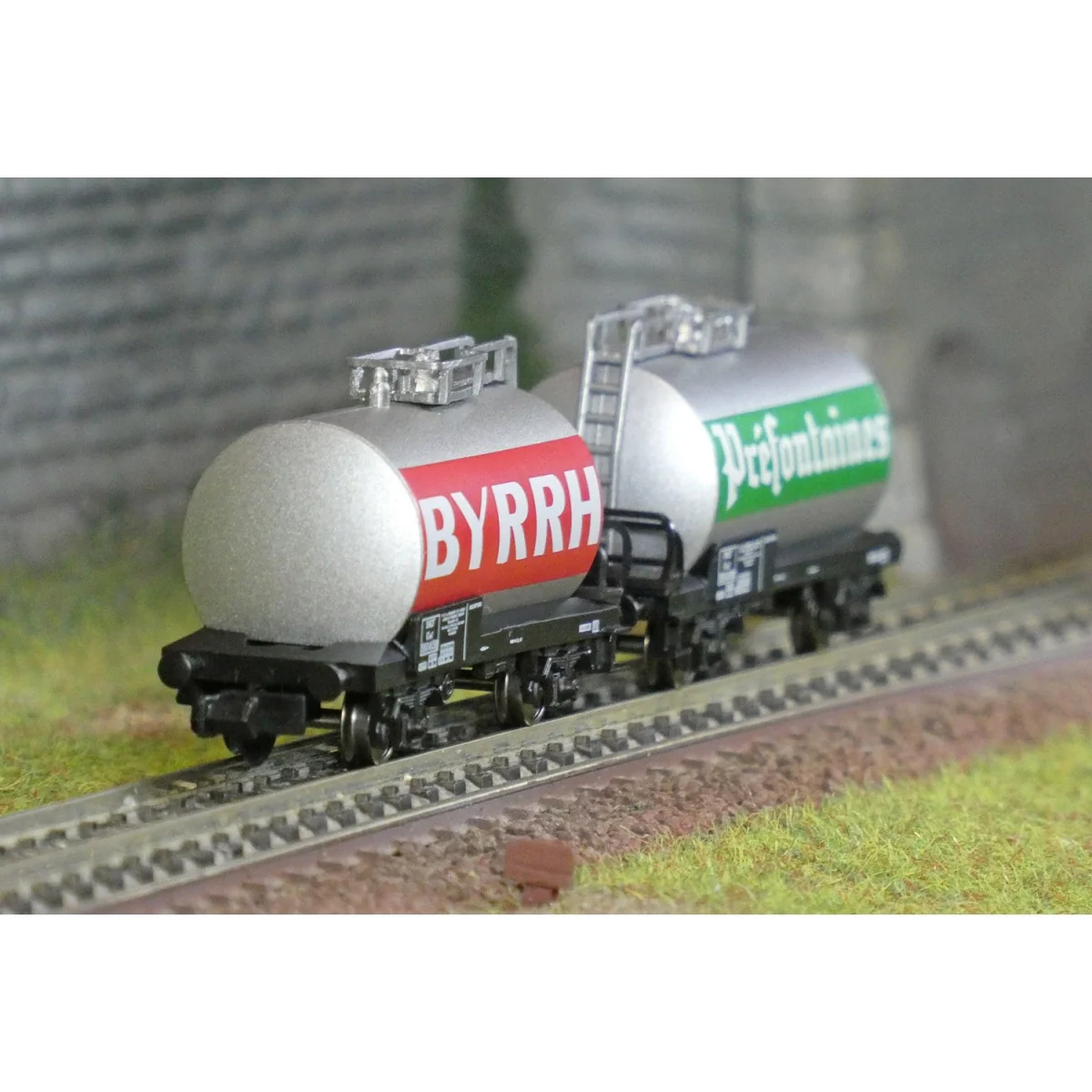 Arnold HN6702 Set of 2 axle tank wagons, SNCF, BYRRH / Préfontaines...