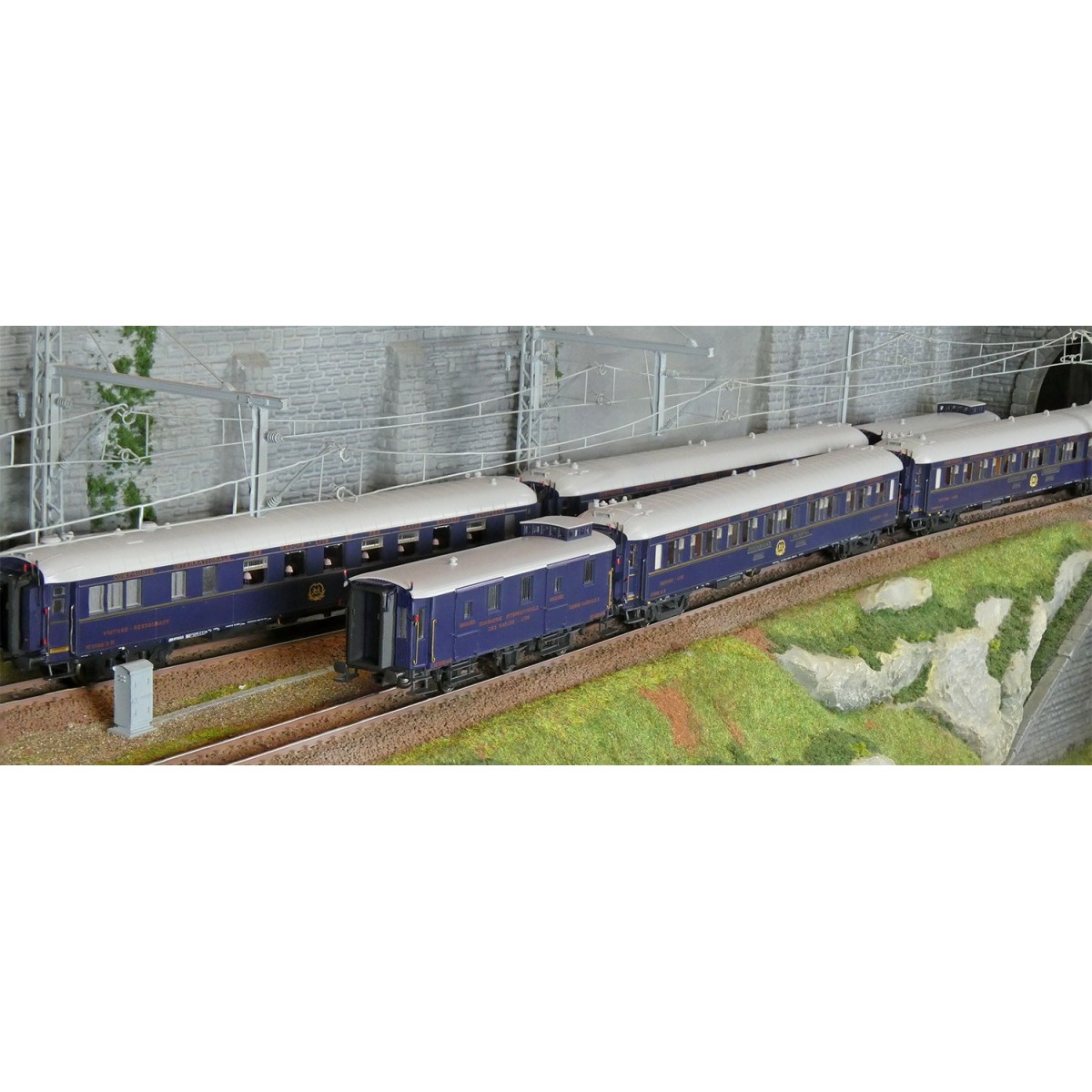 Models Word 1006 Set of 6 Bombay Express, CIWL, illuminated coaches...