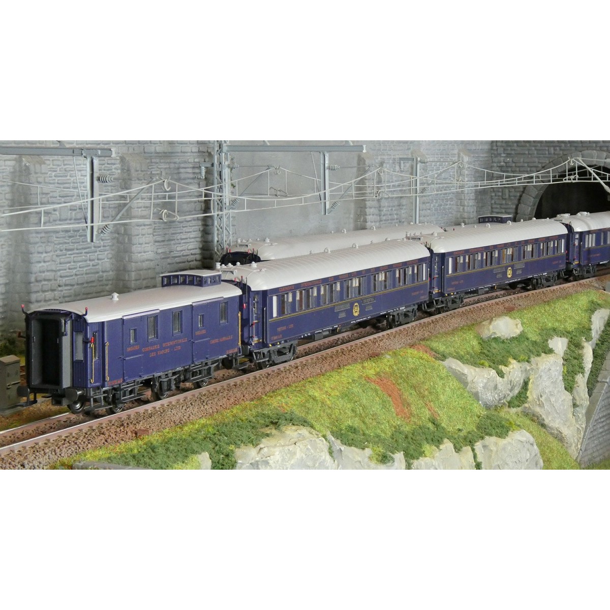Models Word 1006 Set of 6 Bombay Express, CIWL, illuminated coaches...