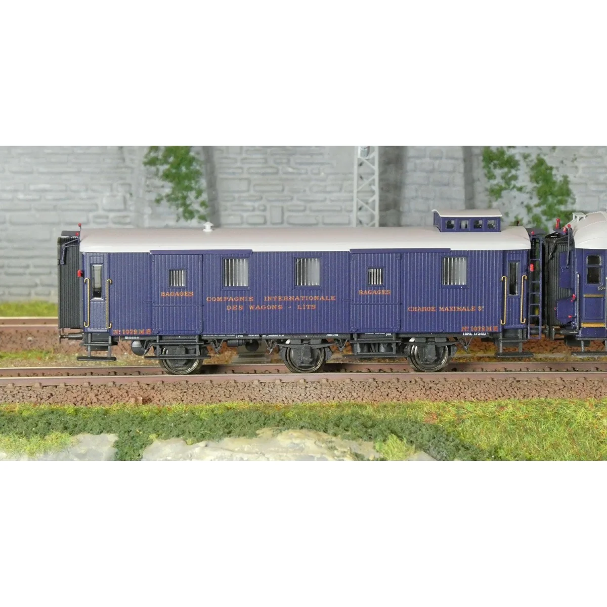 Models Word 1006 Set of 6 Bombay Express, CIWL, illuminated coaches...
