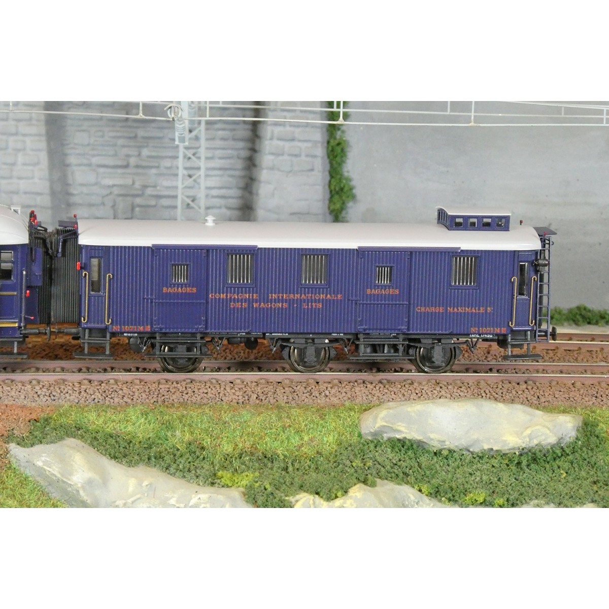 Models Word 1006 Set of 6 Bombay Express, CIWL, illuminated coaches...