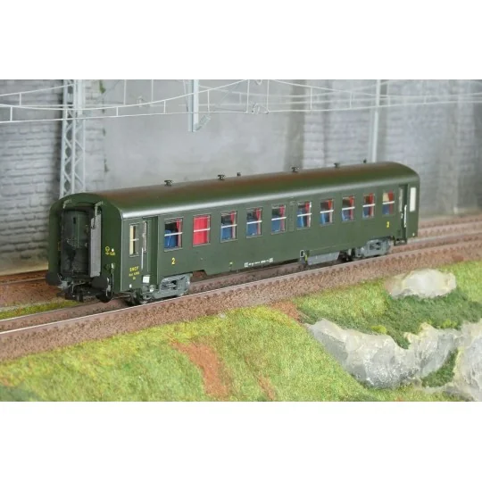 R37_HO42500-R37 HO42500 USI passenger car, Bmyfi 8.3026, Y16 bogies, bellows, Batignolles, illuminated