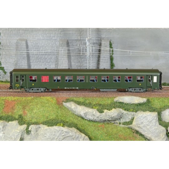 R37_HO42500-R37 HO42500 USI passenger car, Bmyfi 8.3026, Y16 bogies, bellows, Batignolles, illuminated