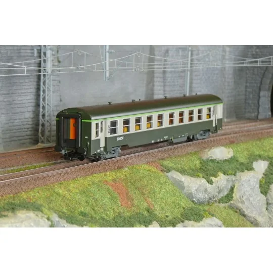 R37_HO42504-R37 HO42504 USI passenger car, B10t, Y16 bogies, UIC inter-car gangway, Marseille, illuminated