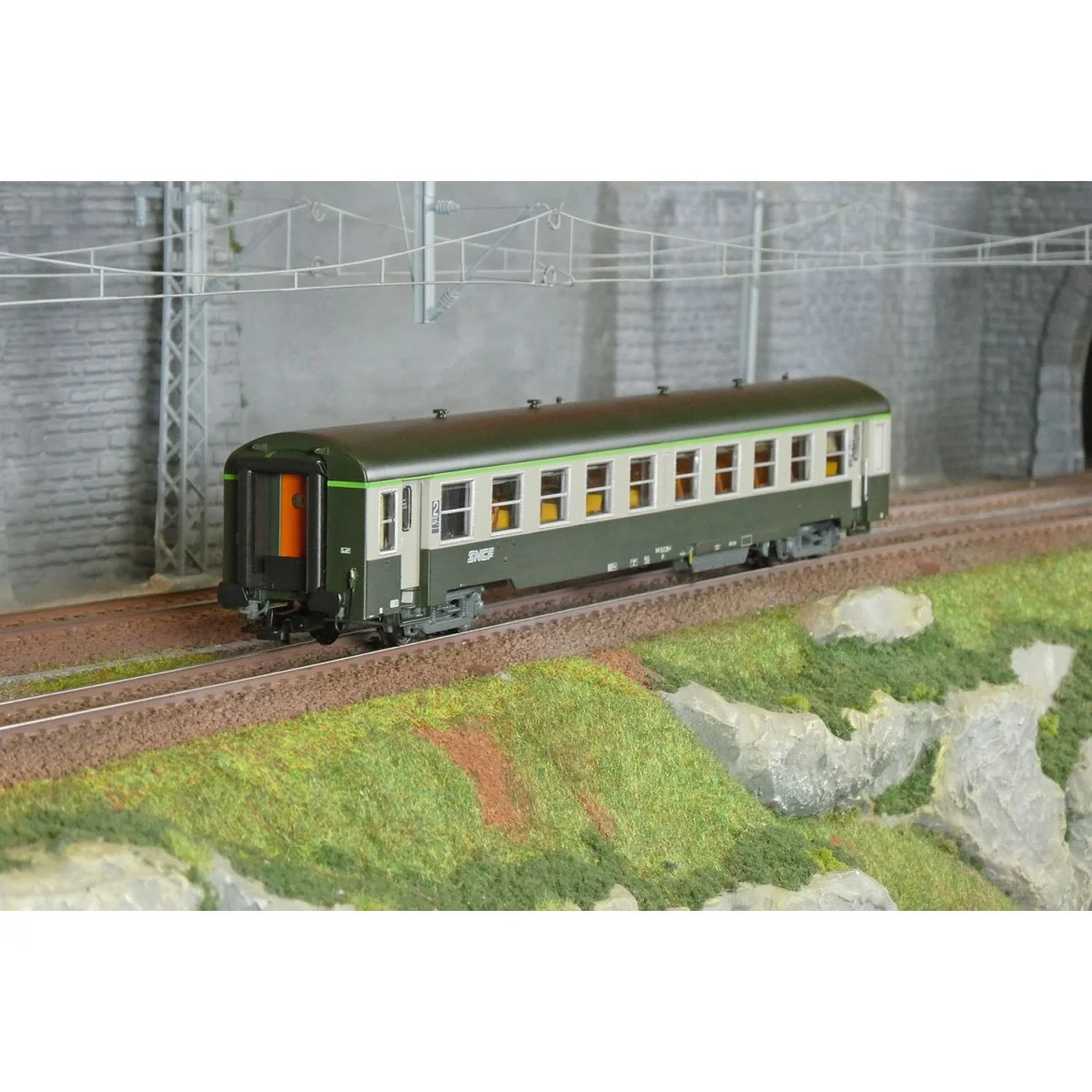 R37 HO42504 USI passenger car, B10t, Y16 bogies, UIC inter-car gang...