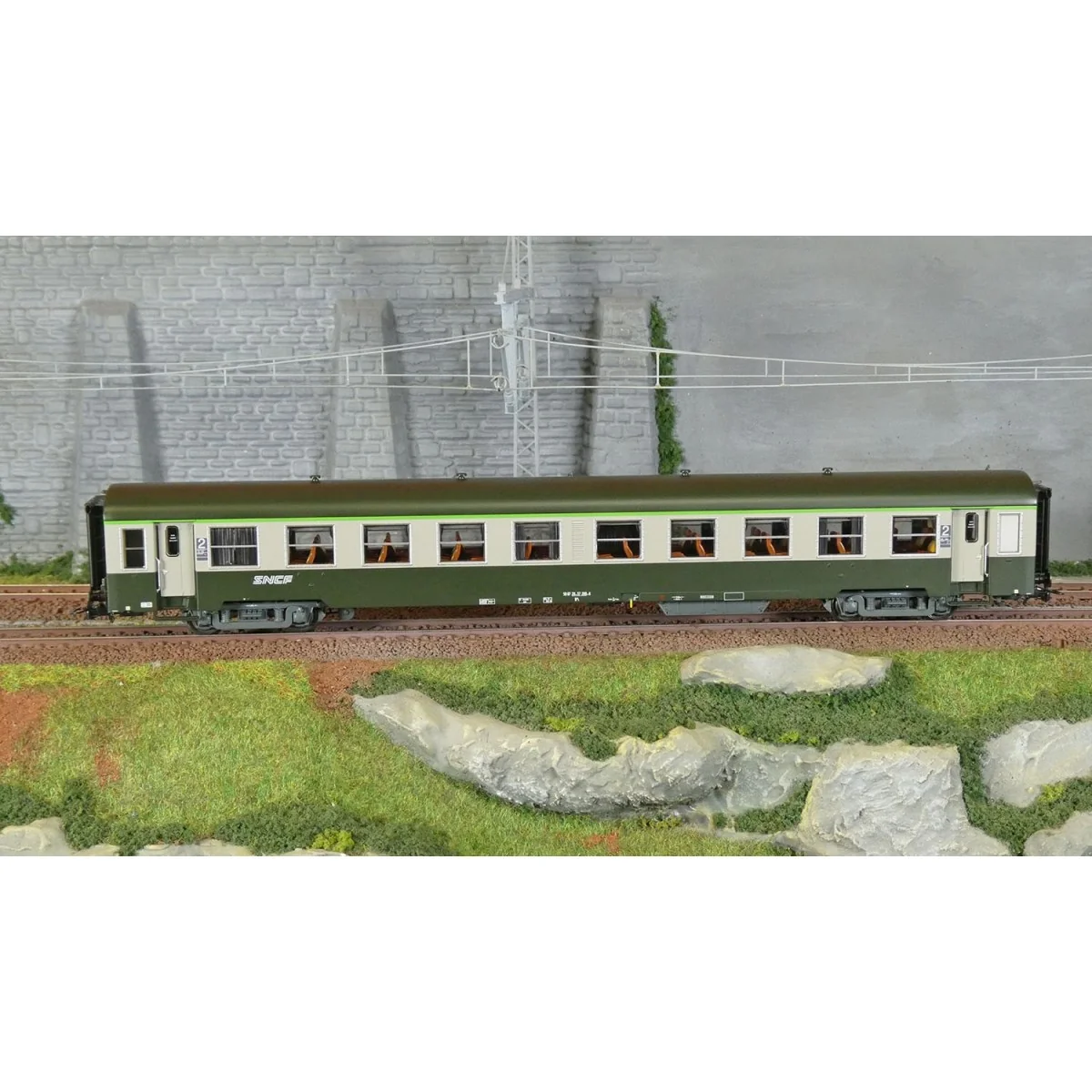 R37 HO42504 USI passenger car, B10t, Y16 bogies, UIC inter-car gang...