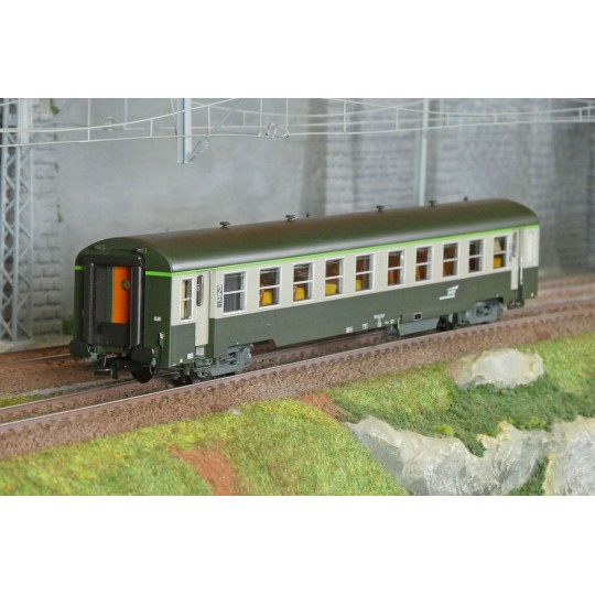 R37_HO42505-R37 HO42505 USI passenger car, B10t, Y16 bogies, UIC inter-car gangway, Chambéry, illuminated