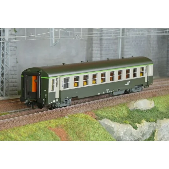 R37 HO42505 Voiture voyageurs USI, B10t, bogies Y16, Inter-circulation UIC, Chambéry, éclairée Rail 37 - R37 R37_HO42505 - 1 R37_HO42505-R37 HO42505 Voiture voyageurs USI, B10t, bogies Y16, Inter-circulation UIC, Chambéry, éclairée