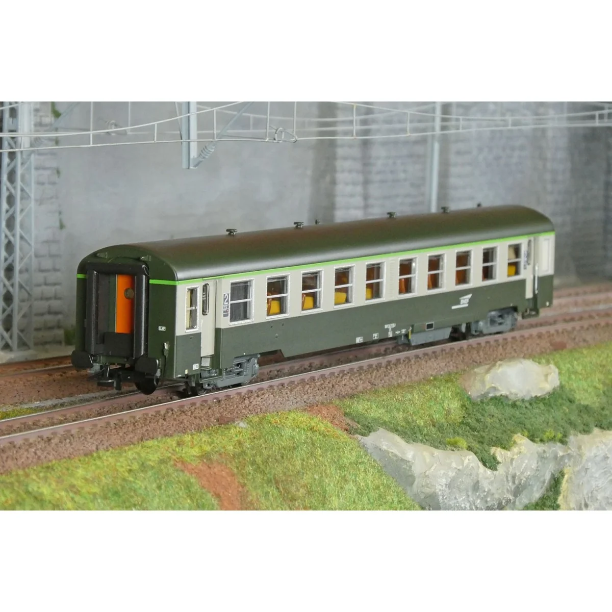 R37 HO42505 USI passenger car, B10t, Y16 bogies, UIC inter-car gang...