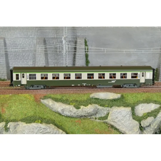 R37_HO42505-R37 HO42505 USI passenger car, B10t, Y16 bogies, UIC inter-car gangway, Chambéry, illuminated