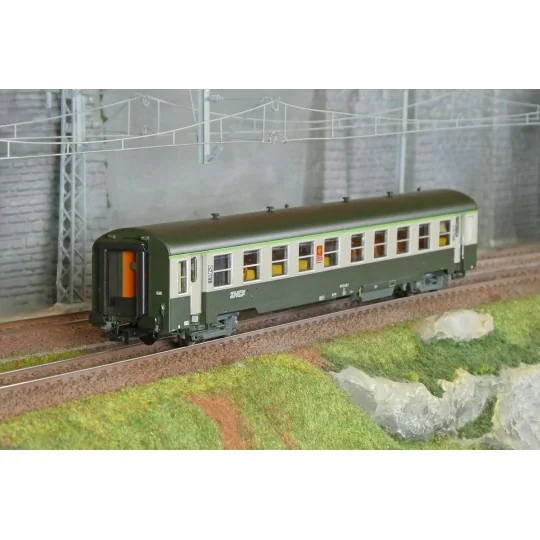 R37_HO42506-R37 HO42506 USI passenger car, B10t, Y16 bogies, UIC inter-car gangway, Toulouse, illuminated