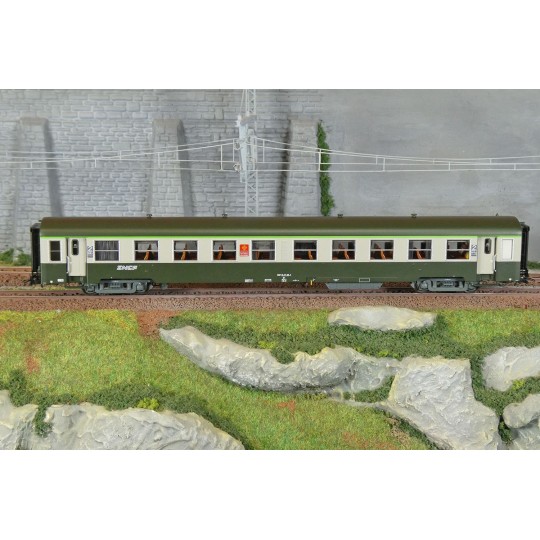 R37_HO42506-R37 HO42506 Voiture voyageurs USI, B10t, bogies Y16, Inter-circulation UIC, Toulouse, éclairée