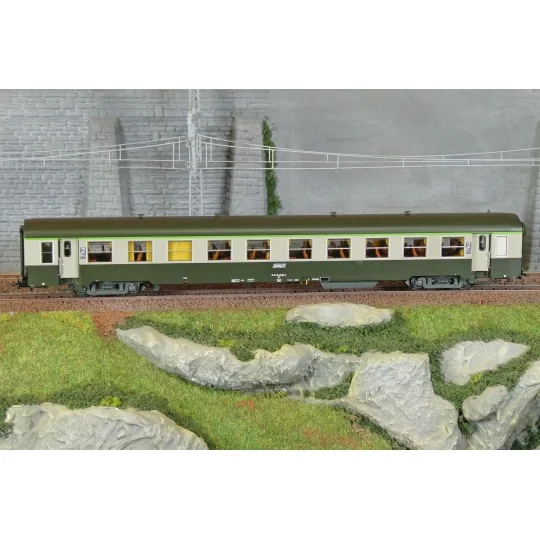 R37_HO42509-R37 HO42509 USI passenger car, B10t, Y16 bogies, Avialex independent heating, Batignolles, illuminated