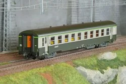 R37 HO42510 Voiture voyageurs USI, B10t, bogies Y16, Dijon, éclairée