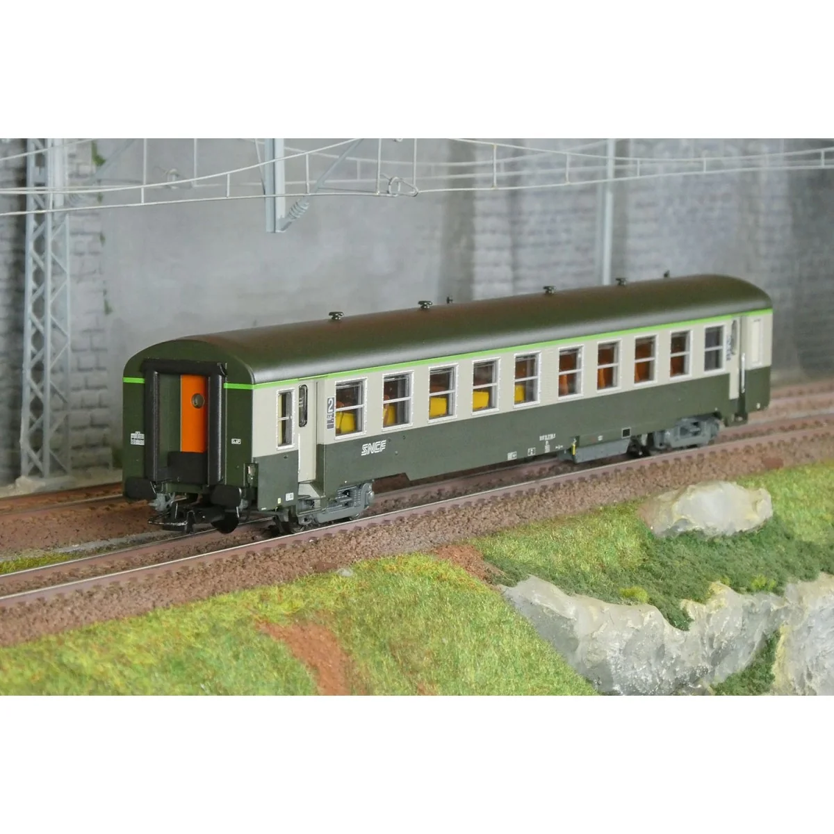 R37 HO42510 USI passenger car, B10t, Y16 bogies, Dijon, illuminated...