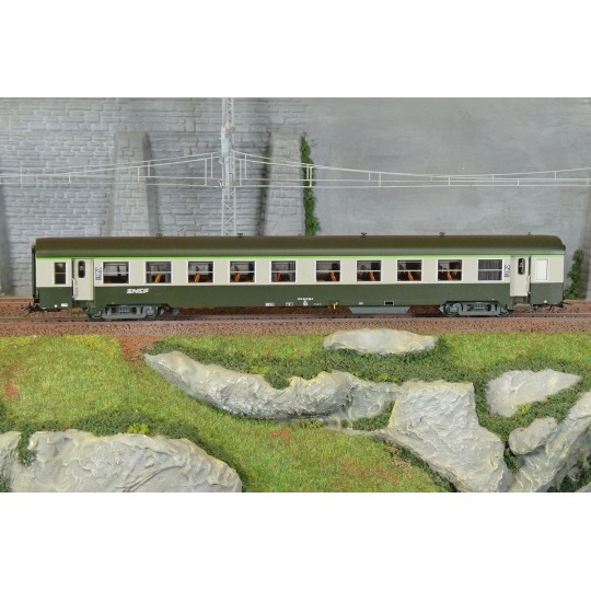 R37_HO42510-R37 HO42510 USI passenger car, B10t, Y16 bogies, Dijon, illuminated