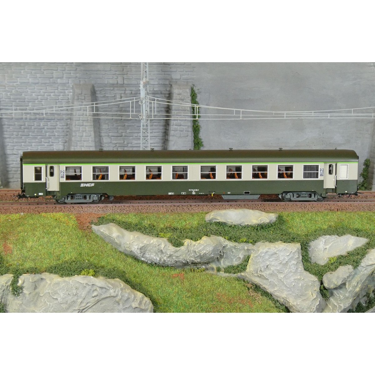 R37 HO42510 USI passenger car, B10t, Y16 bogies, Dijon, illuminated...