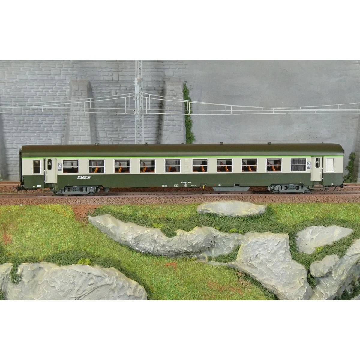 R37 HO42510 USI passenger car, B10t, Y16 bogies, Dijon, illuminated