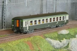 R37 HO42511 USI passenger car, B10t, Y16 bogies, Marseille, illumin...