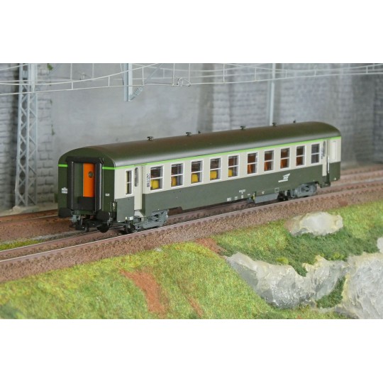 R37_HO42511-R37 HO42511 USI passenger car, B10t, Y16 bogies, Marseille, illuminated