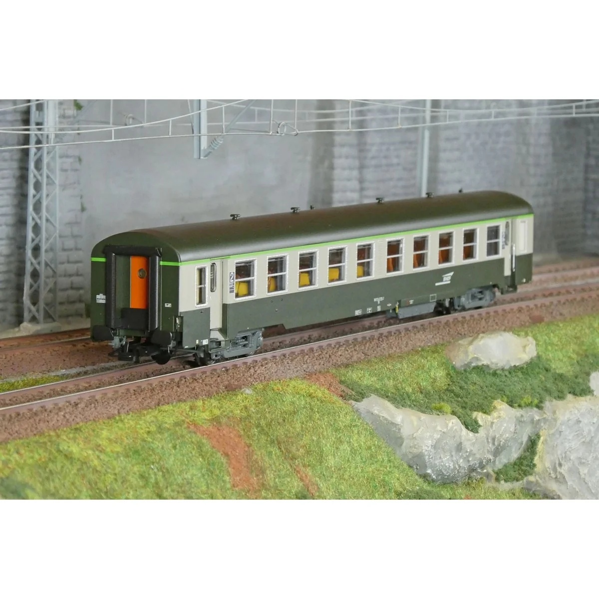 R37 HO42511 USI passenger car, B10t, Y16 bogies, Marseille, illumin...