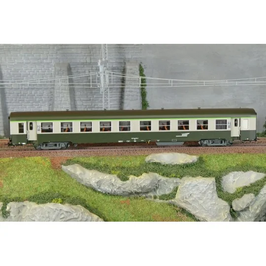 R37_HO42511-R37 HO42511 USI passenger car, B10t, Y16 bogies, Marseille, illuminated