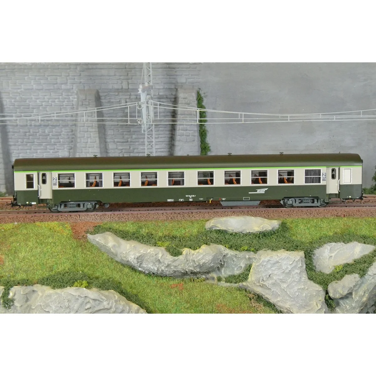 R37 HO42511 USI passenger car, B10t, Y16 bogies, Marseille, illumin...