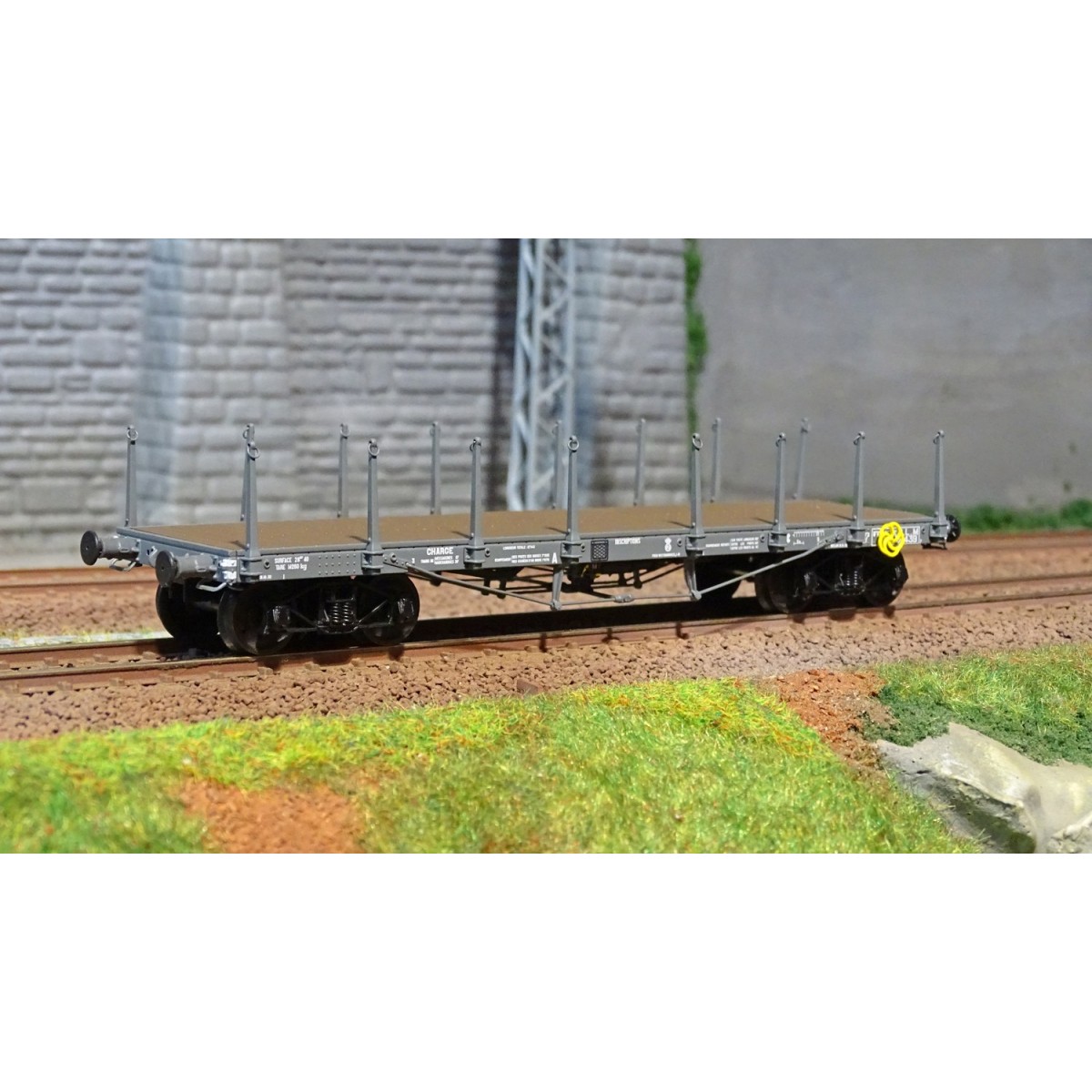 Ree modeles copy WB 507 Flat wagon TP, bogies, high stanchions with...
