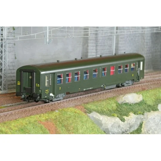 R37_HO42512-R37 HO42512 USI passenger car, Bmyfi 8.3132, Y24 bogies, Avialex independent heating, Batignolles, illuminated