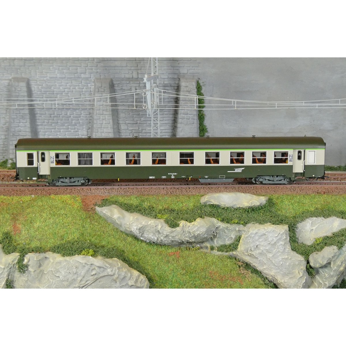 R37 HO42517 USI passenger car, B10t, Y24 bogies, Dijon, illuminated...