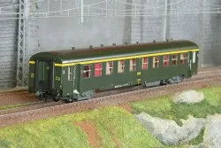 R37 HO42519 Voiture voyageurs USI, A4t4, bogies Y24, chauffage auto...