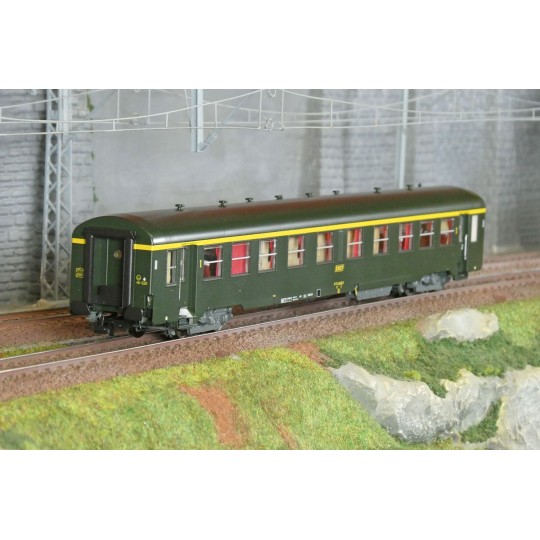 R37_HO42519-R37 HO42519 USI passenger car, A4t4, Y24 bogies, Avialex independent heating, Batignolles, illuminated