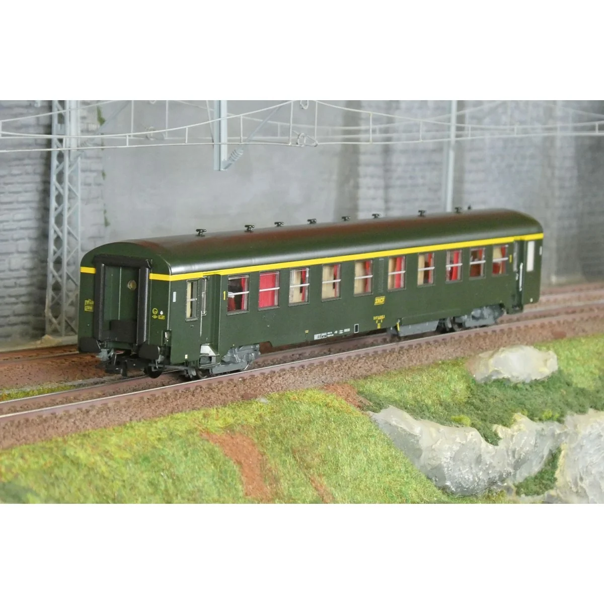 R37 HO42519 Voiture voyageurs USI, A4t4, bogies Y24, chauffage auto...