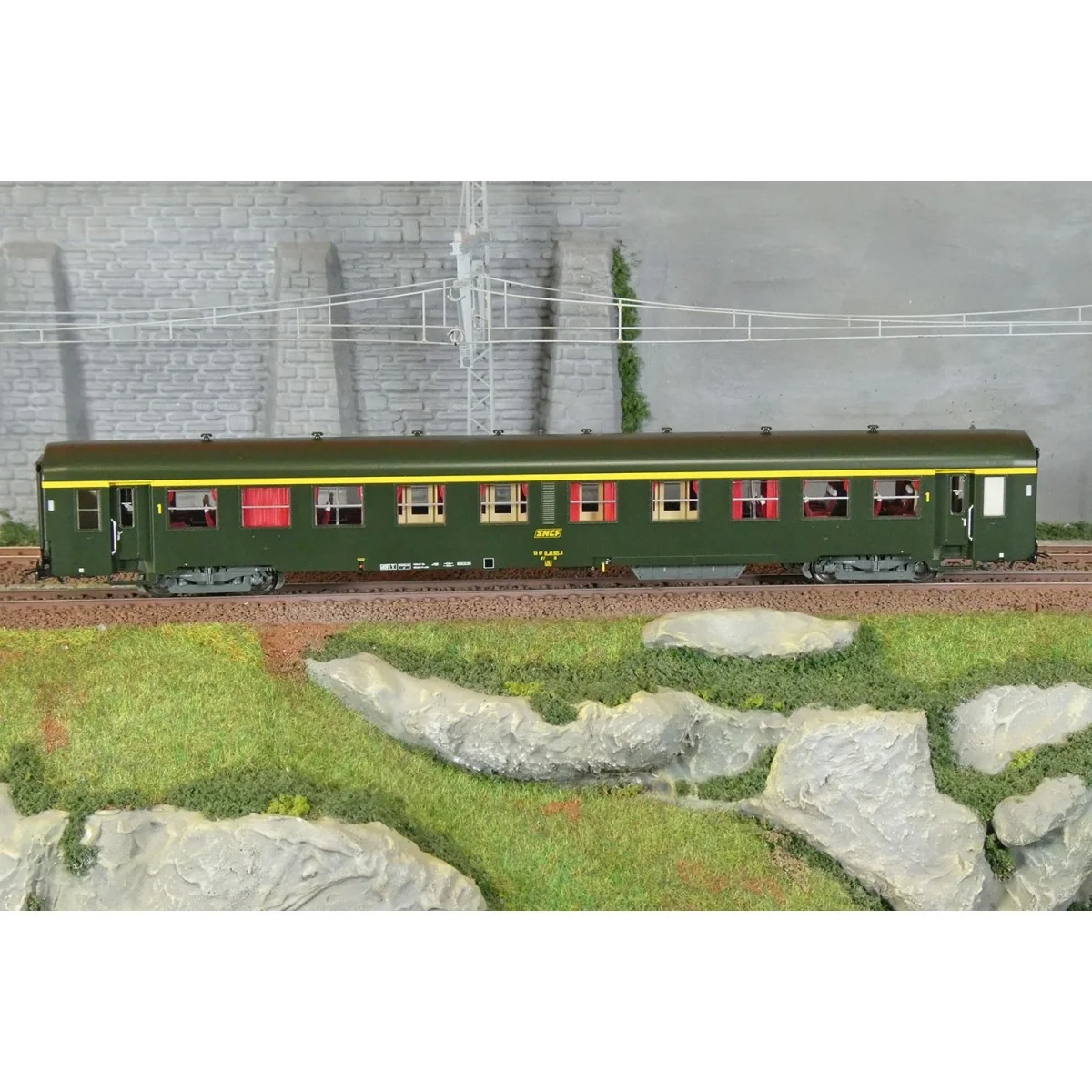 R37 HO42519 Voiture voyageurs USI, A4t4, bogies Y24, chauffage auto...