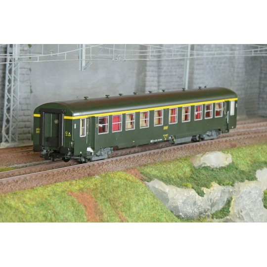 R37_HO42519B-R37 HO42519B Voiture voyageurs USI, A4t4, bogies Y24, chauffage autonome Avialex, Toulouse, éclairée